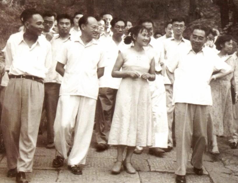 1961年7月1日，在建党40周年之际，周恩来总理特意邀请众多文艺工作者同游香山