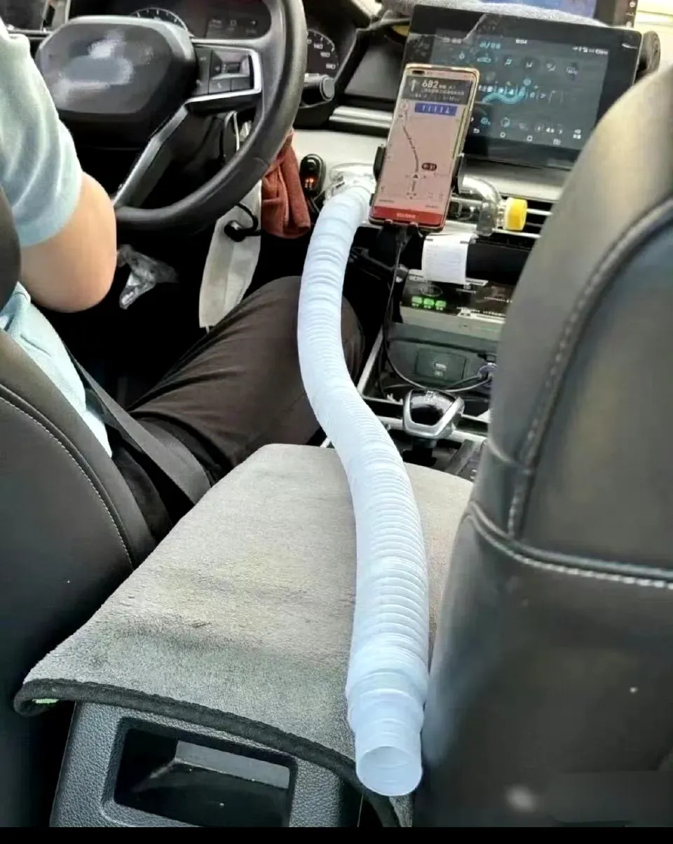 今天出门打的网约车，师傅的这个设计太厉害了[捂脸哭]​​​