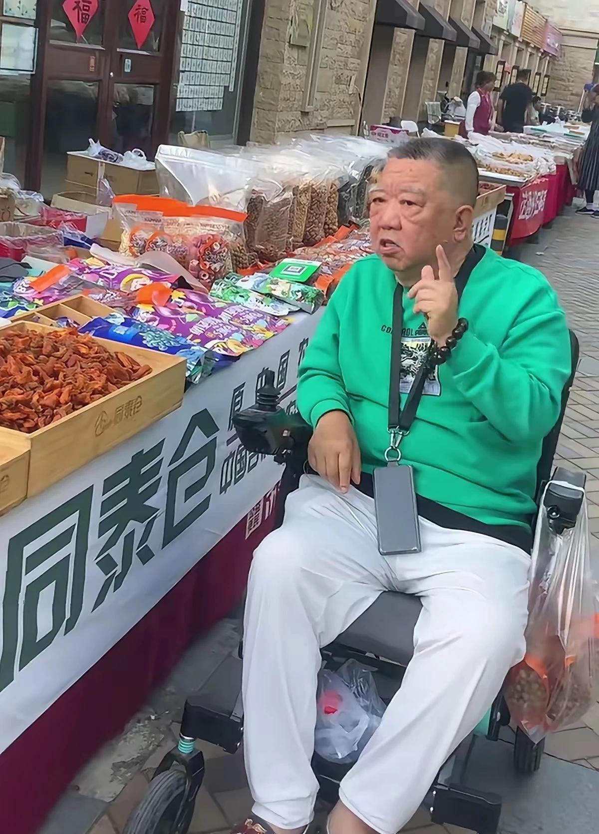 相声界“吃”字辈大师兄孟凡贵眼见得老了，眉毛都白了，但指点江山的气势没变！相声演