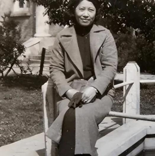 1951年四川昭化刑场，一个身怀7个月身孕的女囚被拖上行刑台，枪口对准她的后脑勺