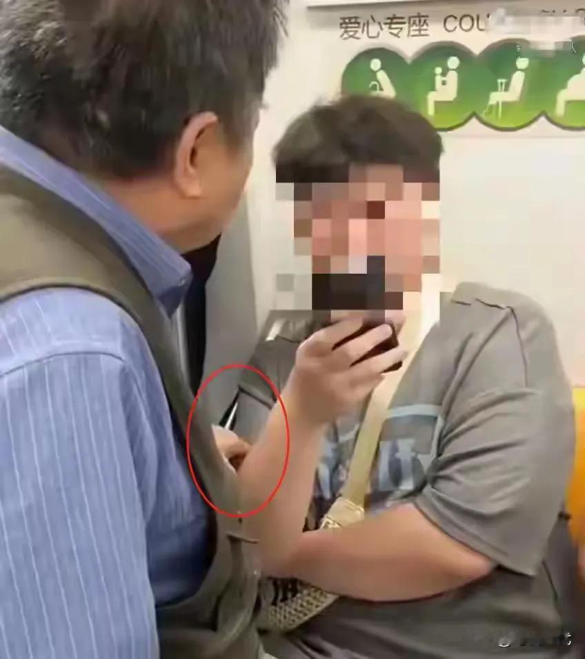 在北京公交车地铁上，敬老爱幼的光荣传统好象成了一句空话。在京期间因北京交通堵塞