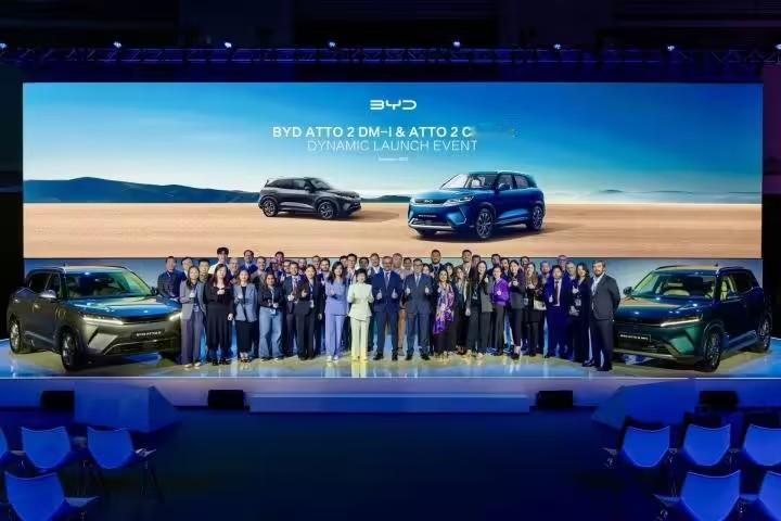 比亚迪在西班牙巴塞罗那发布元UPDM-i（欧洲名BYDATTO2DM-i