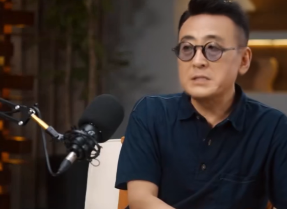 窦文涛对鲁豫说：“我真的适合当遗产继承人，我是八旗子弟的性格，但我不是八旗。”