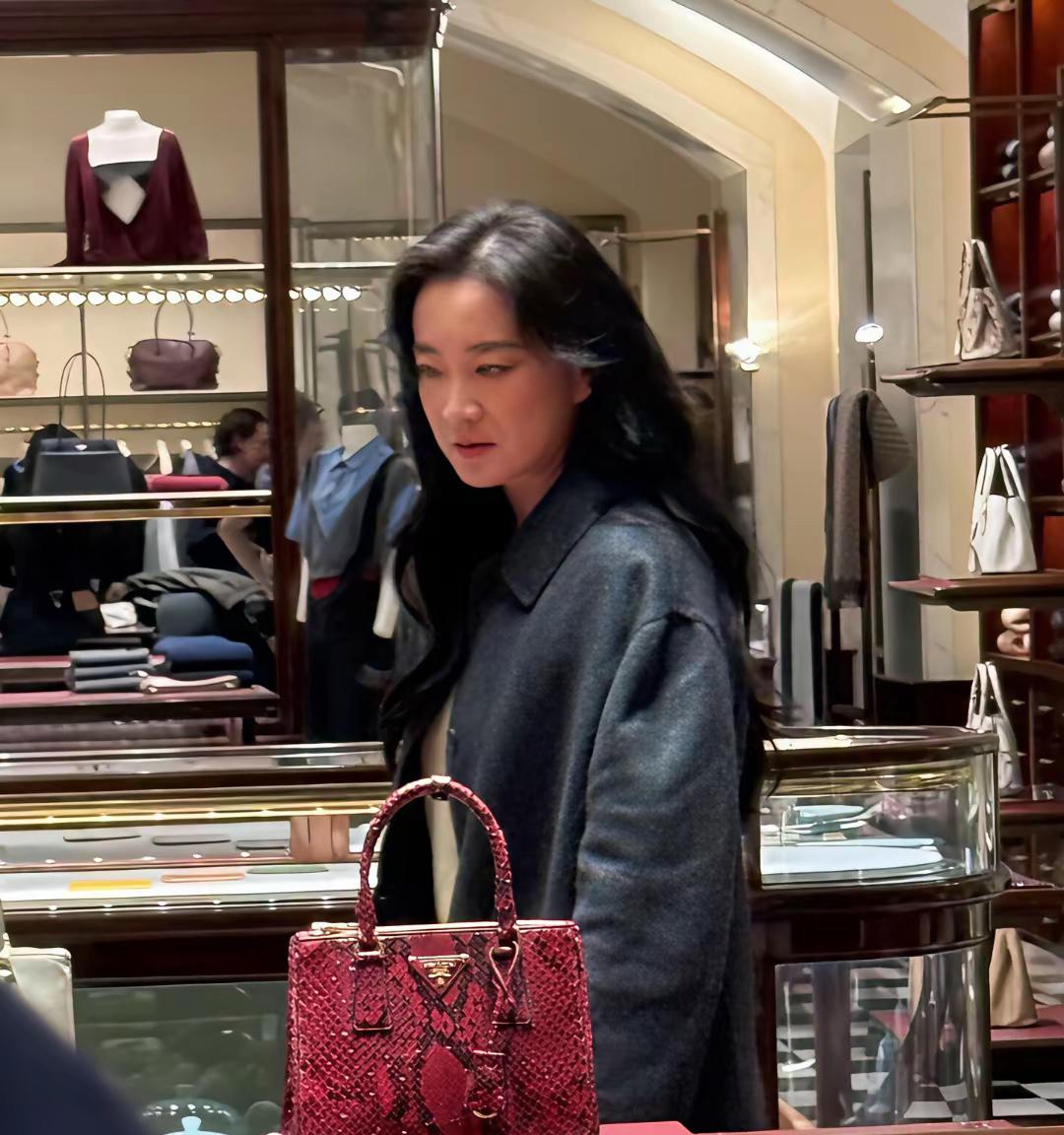 贾玲瘦身后彻底逆袭，褪去喜剧标签，优雅名媛气质直接封神贾玲瘦下来后，颜值气质