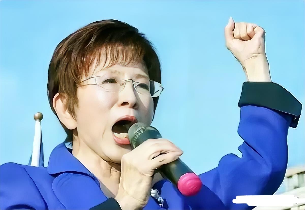 洪秀柱终于坐不住了！​今天她发出声音，指出网上说她站队某个人的说法是不实信息。
