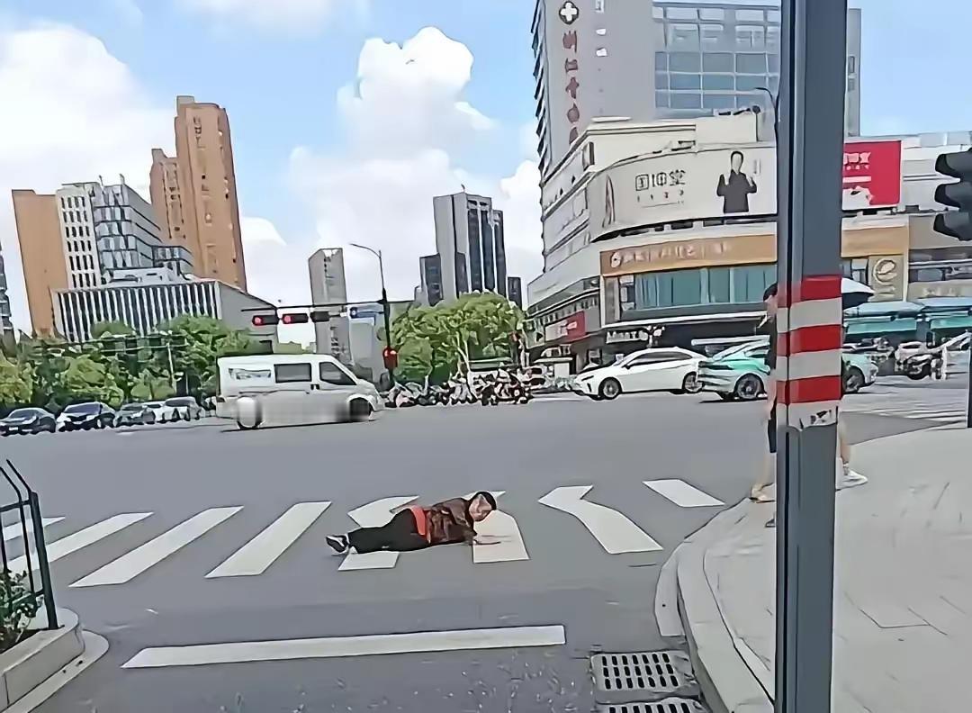 路上有人摔倒，扶不扶？不扶。不但不敢扶，连报警电话都要犹豫。打120要付车费，