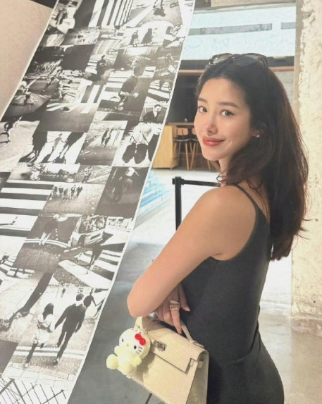 不管经历多少，32岁杨采钰依然还是那么性感迷人。
