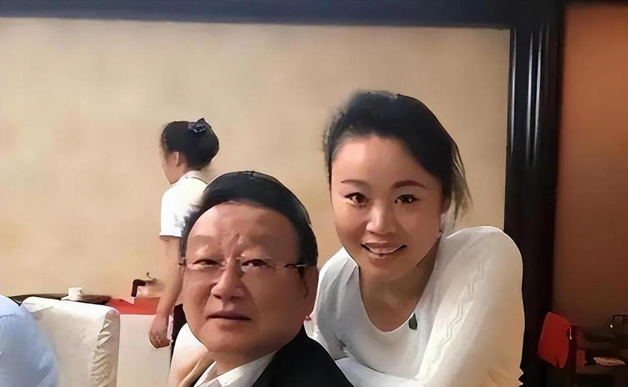 草帽姐与蒋大为的一张留影，曾经草帽姐拜过蒋大为为师学习唱歌。草帽姐与蒋大为的这张