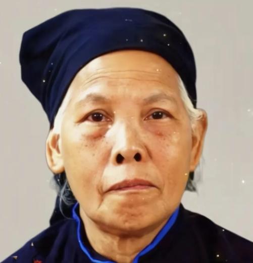 1947年生在越南的隆美兰，后来嫁到了广西龙州。1979年对越反击战打起来时，她