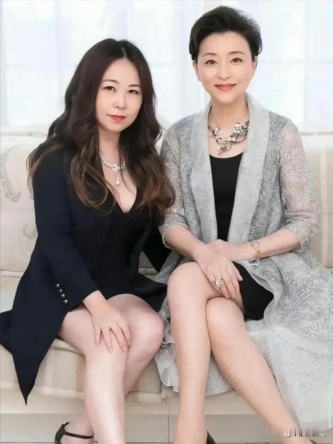 杨澜母女合照首曝光！25岁女儿吴所惧一身黑色穿搭配波浪卷，打扮成熟得完全不像这
