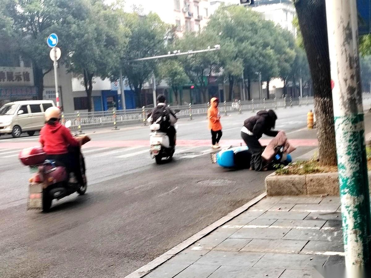 绿灯，直行，没闯红灯。结果呢？人仰马翻。今儿早上八点，上班路上，就在临桂二塘