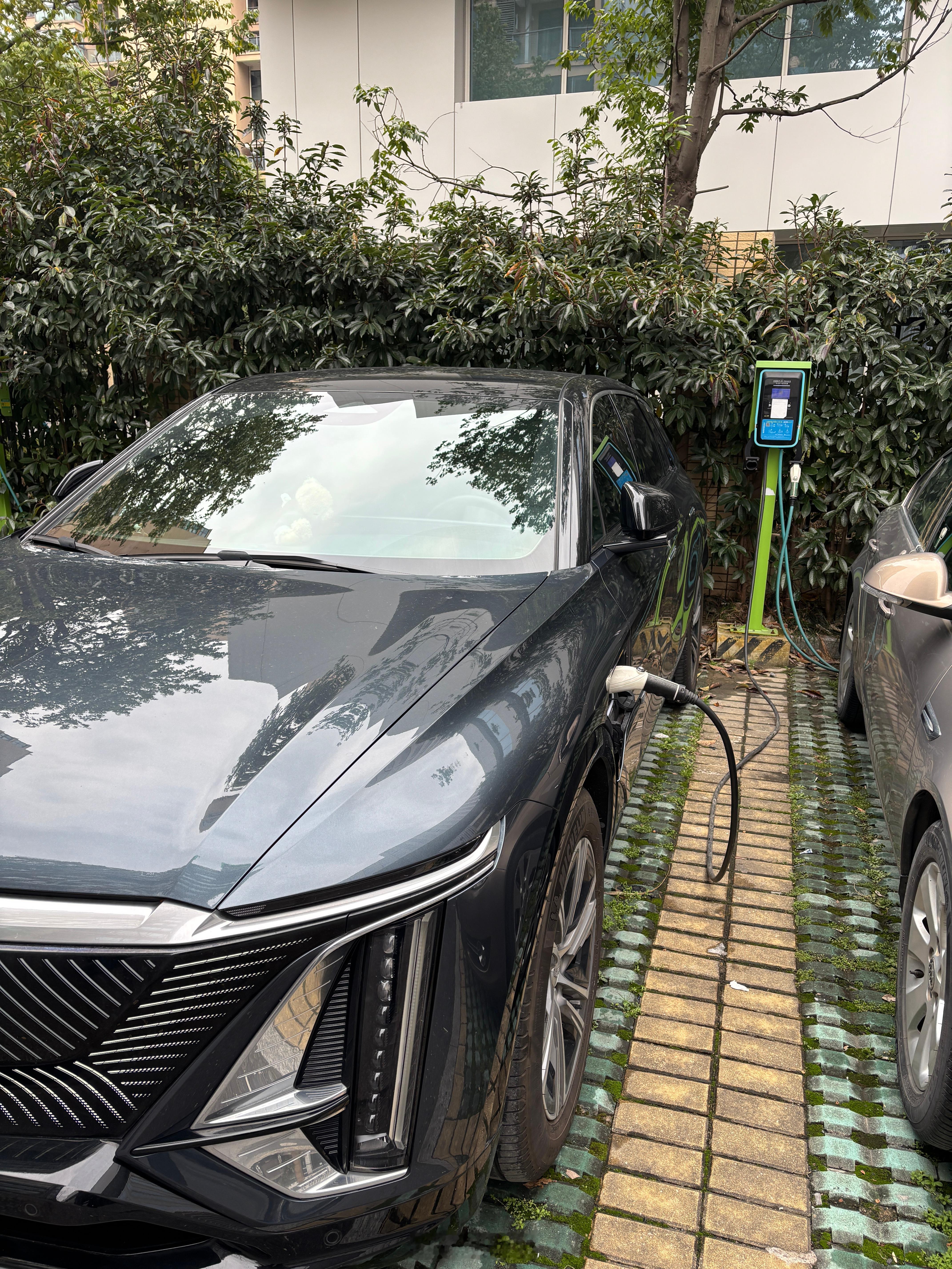 现在的补能设施真的是很便利了父母家小区就有7KW慢充，然后还能凯迪拉克送的充电里