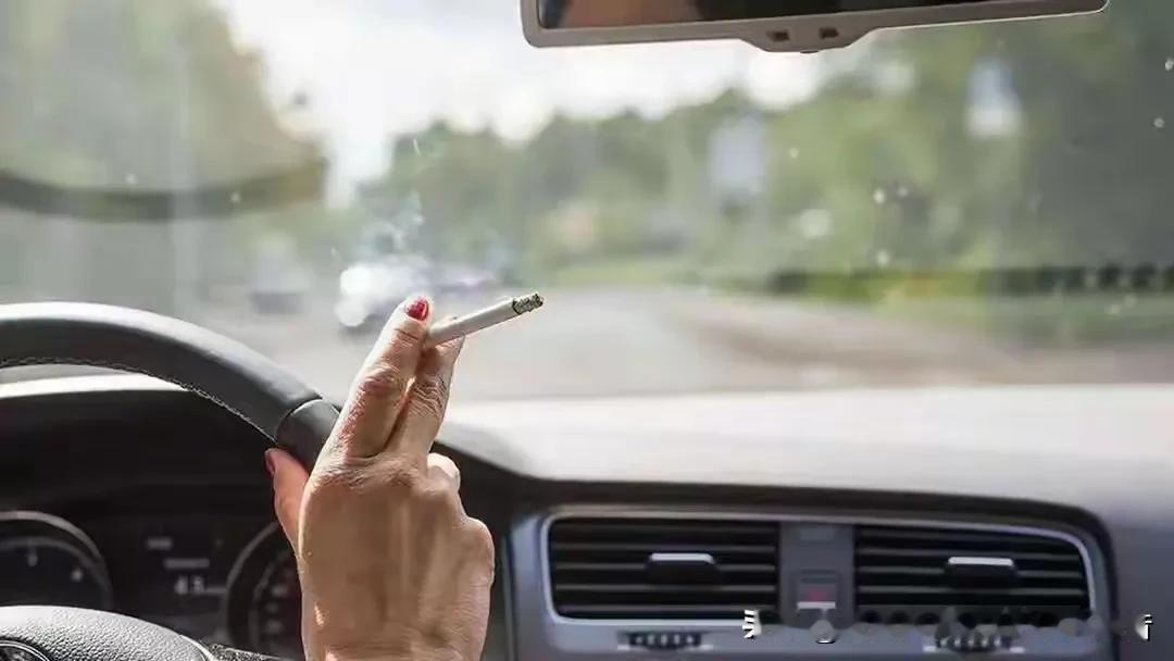 相信各位经常坐车的都注意到了，同样是开车时点根烟，国内司机习惯一顺手就把车窗降下