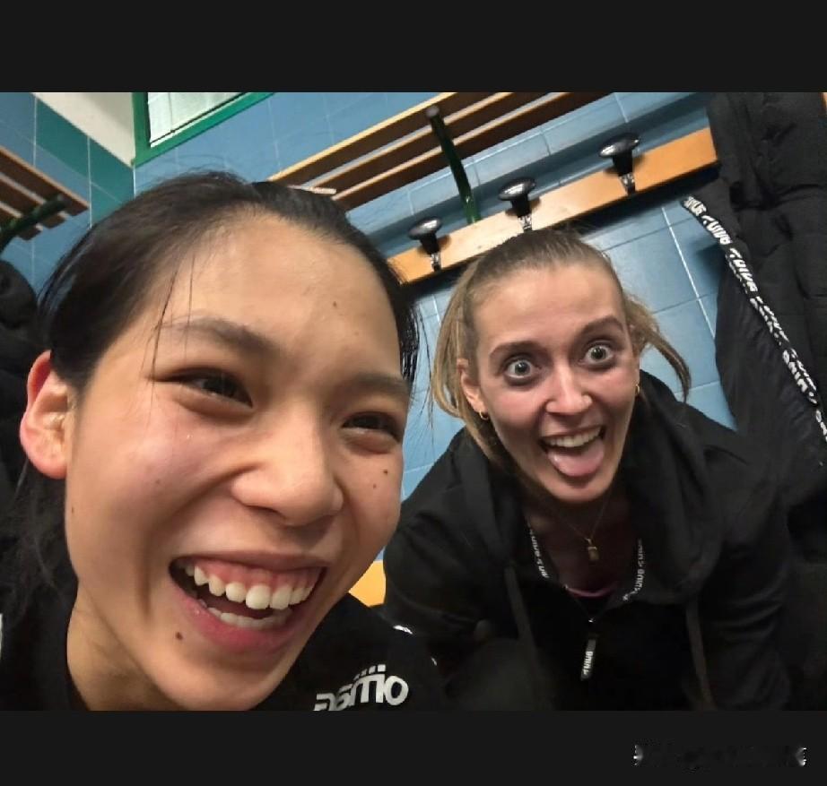 庄宇珊和队友太能整活了[呲牙笑]瞧，咧嘴大笑的庄宇珊，和吐舌瞪眼的队友，整起活来