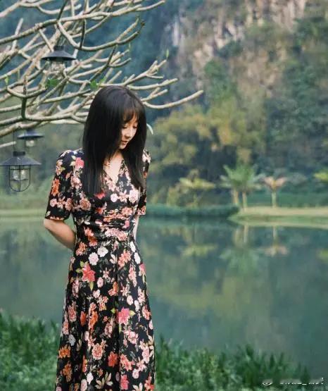 傅首尔瘦了，而且成了很漂亮的女性。其发文称，混乱和过载带来的狼狈要比失去难受太多