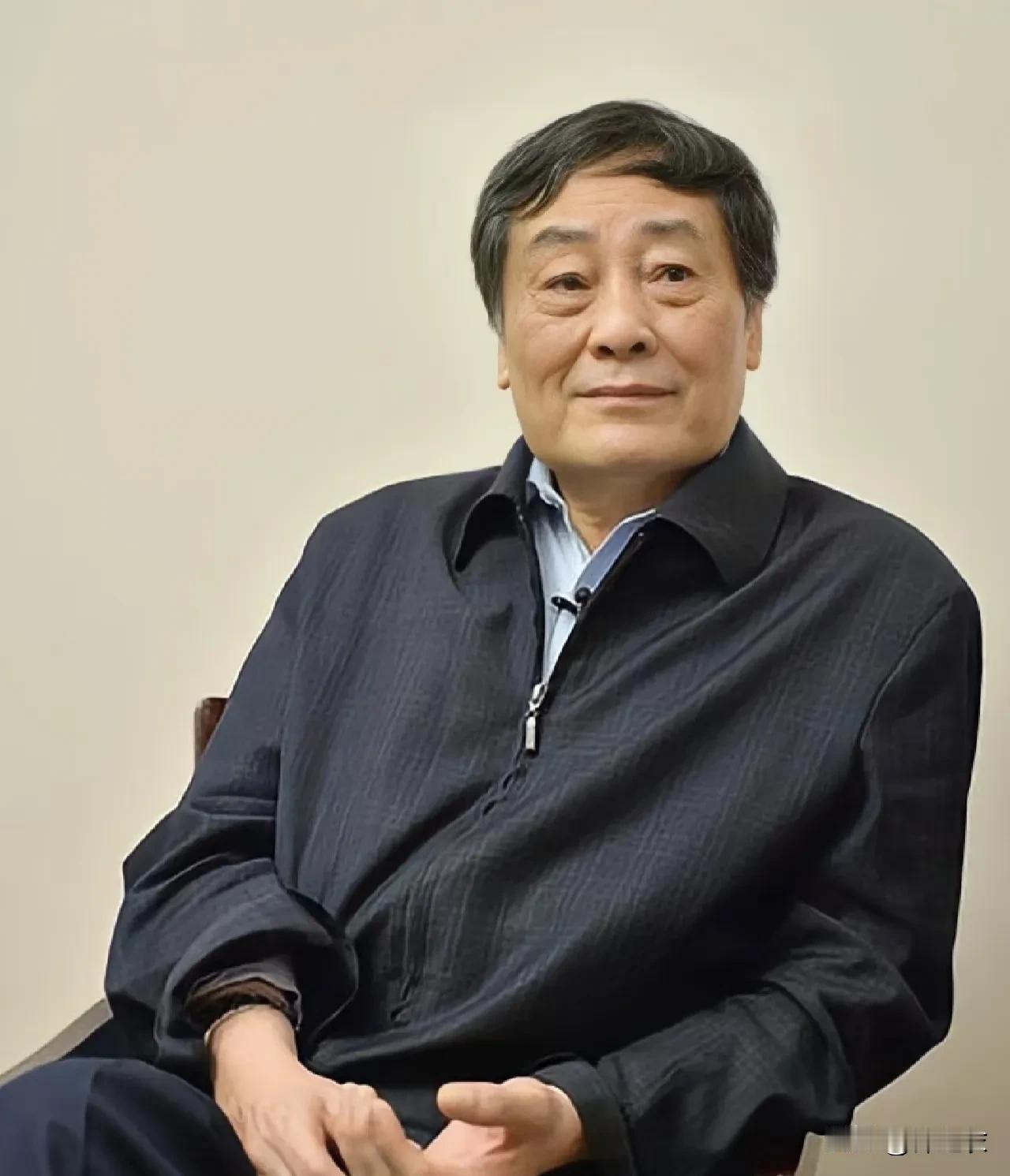 杜建英相貌平平却能在进入娃哈哈之后，被宗庆后看上，说明她还是很有能力的吧。因