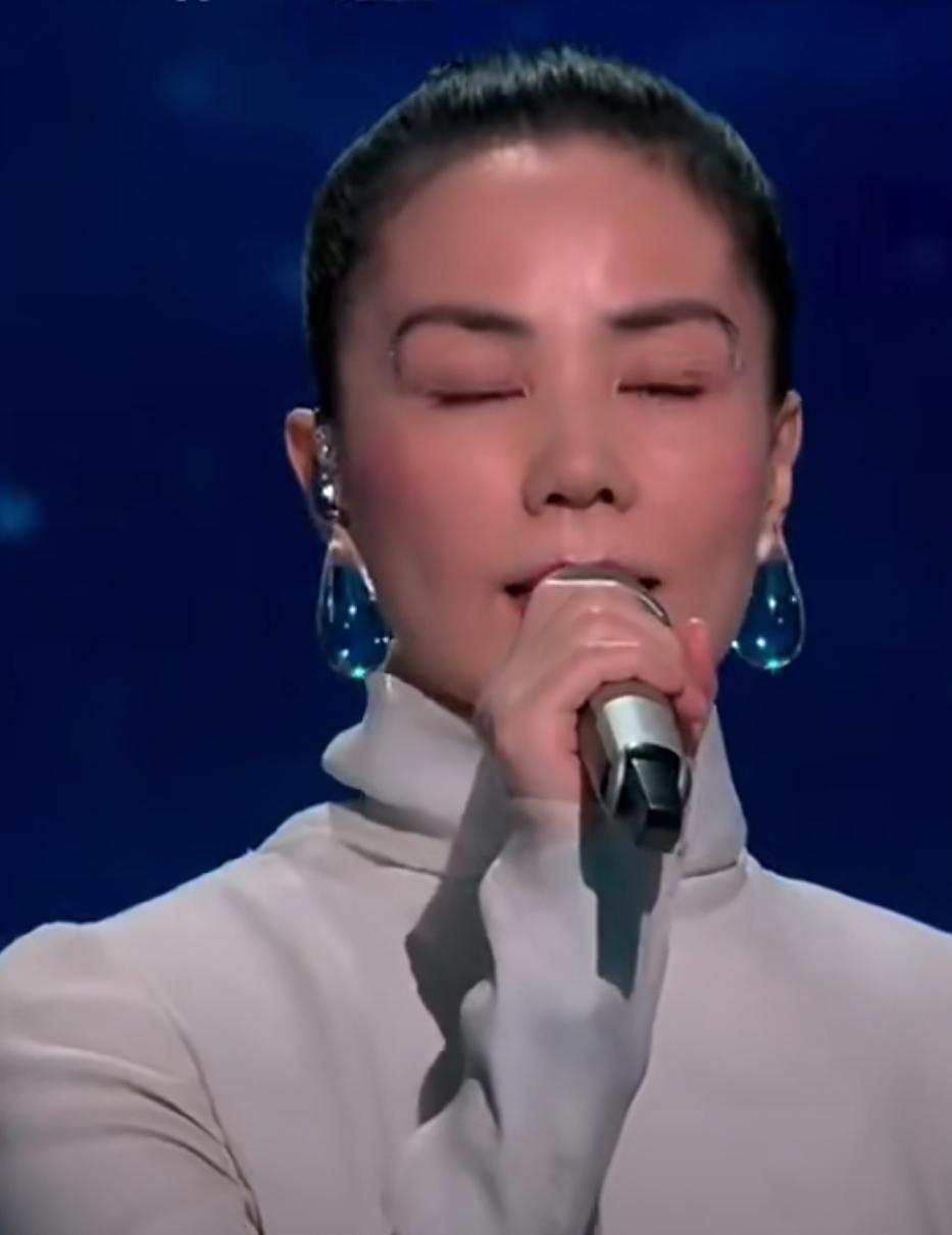 王菲这水滴蓝色耳坠比去年的虾片更加漂亮，发型依然没换，只这一个点睛之笔仿佛王菲又