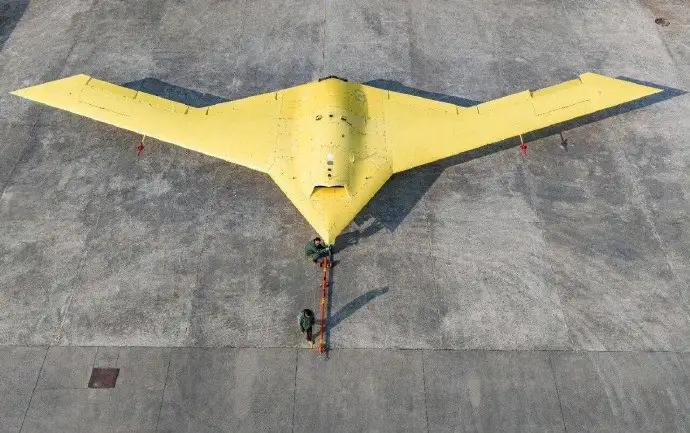 美：听说你们彩虹彩虹-7试飞啦，可惜不？中：咋说？美：差……差亿点就追上我家