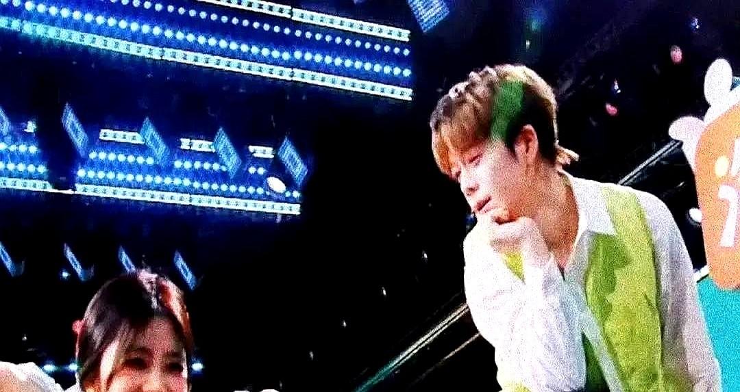 为了兄弟一句“想放弃”，王栎鑫凌晨三点直接关了直播。就因为陈楚生突然发了条动