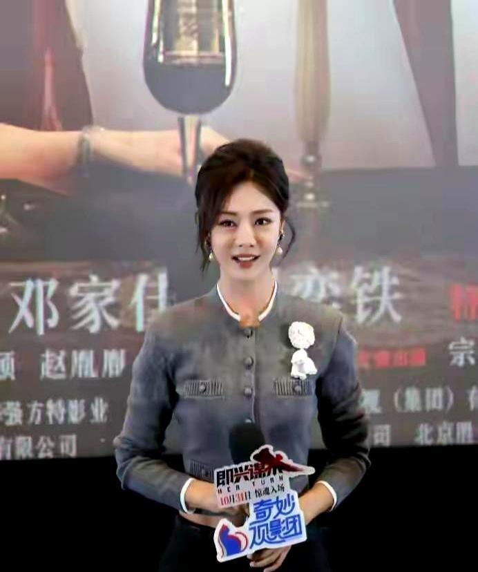 谁能想到，一条破丝袜竟然是今年红毯上最硬核的穿搭。去年底，邓家佳在红毯上的黑裙