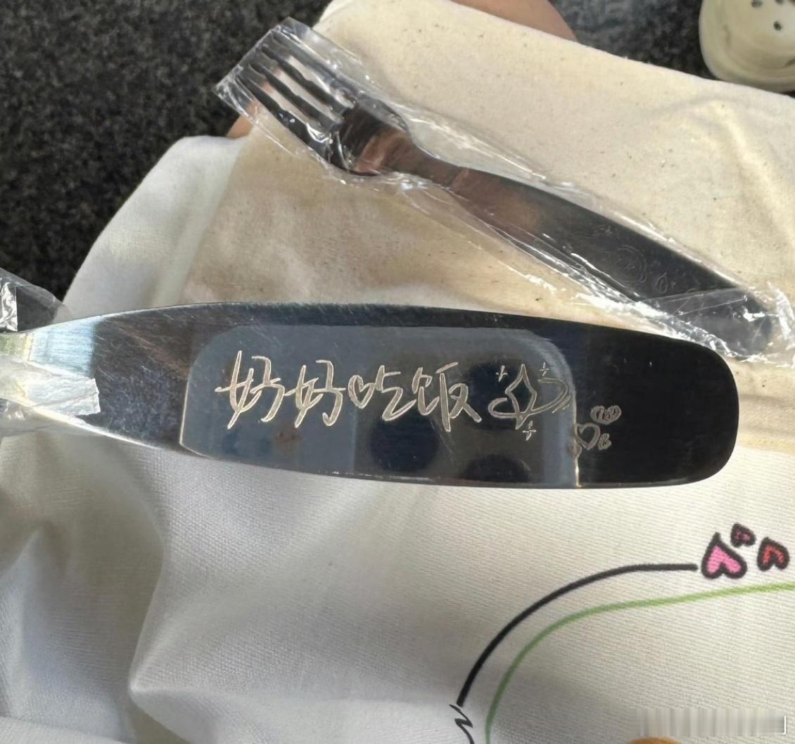白鹿白鹿莫离杀青应援发免费餐食白鹿为粉丝准备餐车白鹿杀青应援发免费餐食