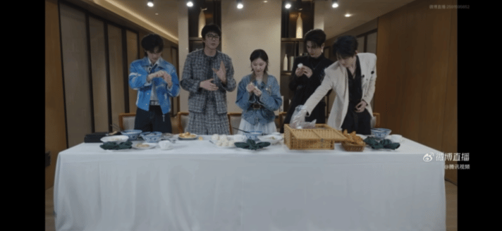 迪丽热巴白宇给开推团准备礼物丁程鑫吃了热巴送的酸奶疙瘩开始推理吧直播虽然白宇和