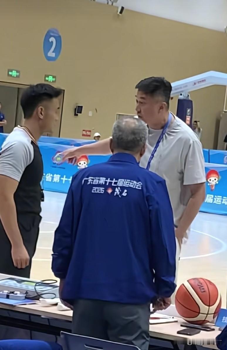 杜锋霸气十足！虽然不再担任广东男篮主教练，但杜锋在球场上依然霸气十足，火爆的脾