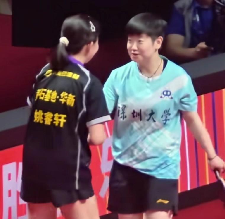 小师妹在师姐前笑开了花！小师妹上了一节大师课高兴坏了，莎莎赛后笑着和小师妹握手
