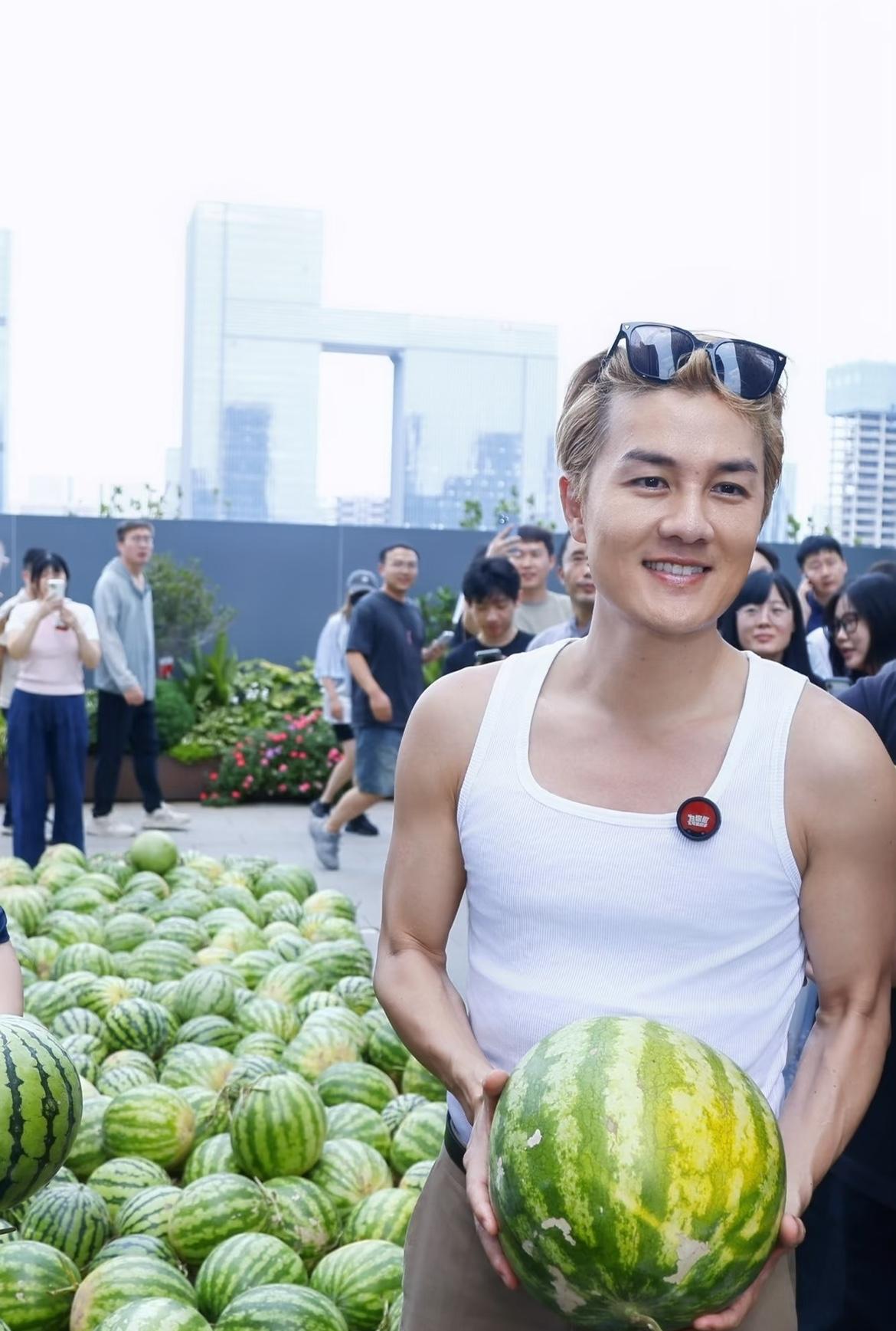吴克群以后能不能继续唱歌，我不敢确定，但是有一件事我敢肯定，那就是他以后会一