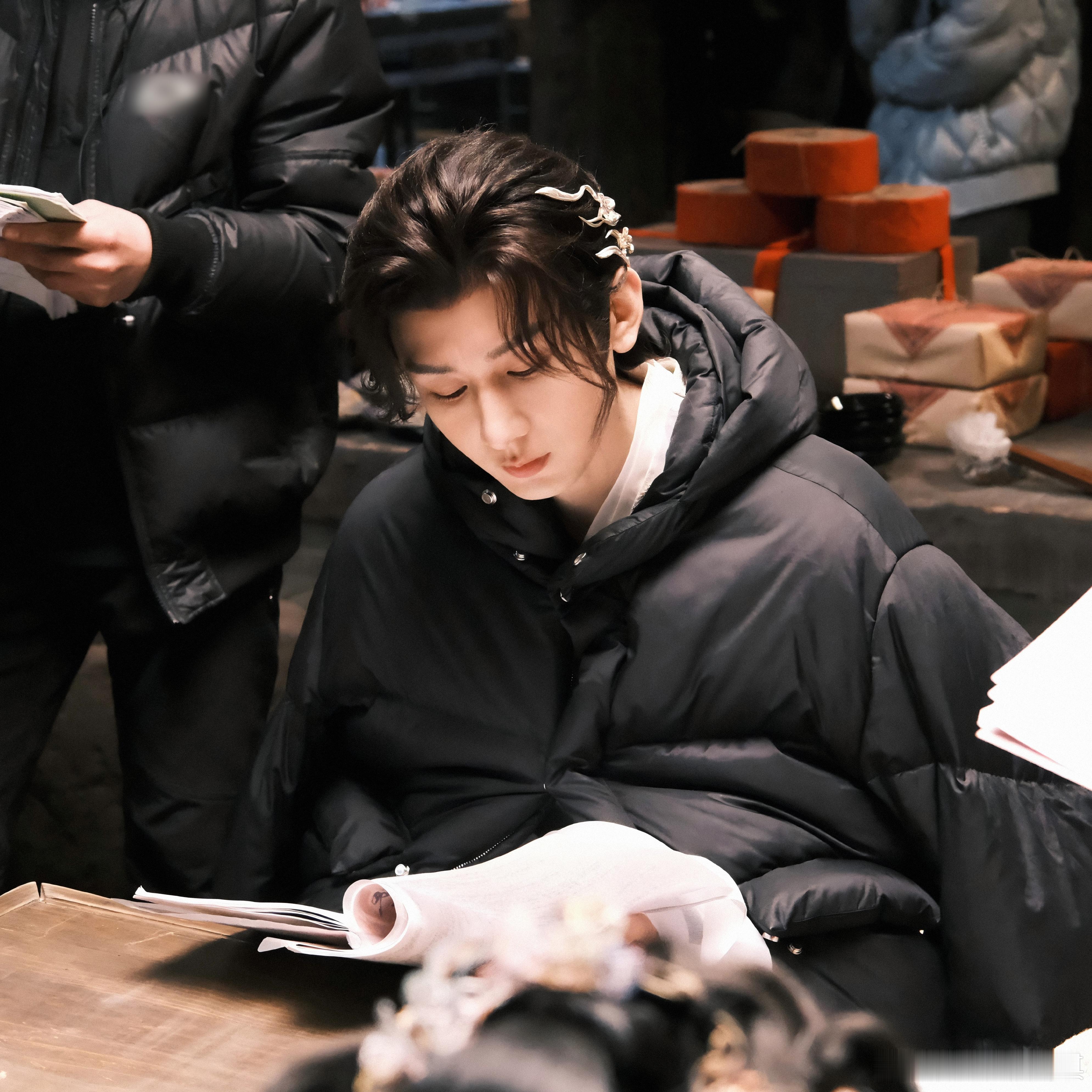 cy成毅的双眼是意识觉醒时刻的固执坚毅，他弃剑重生，大道至上，他要成为众生的英雄