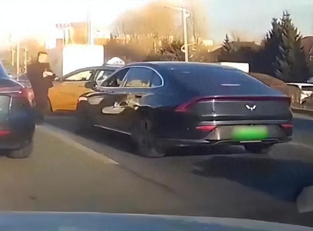 运管人员被撞拖行数米，哈尔滨两出租车见义勇为拦截逃逸车哈尔滨北站附近昨天中