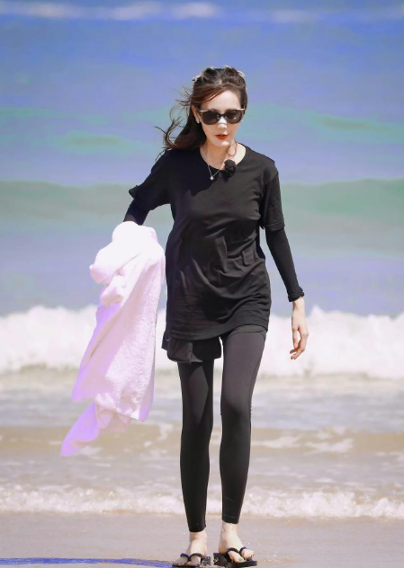 李一桐，墨镜沙滩一字拖​​​随性自由的样子也非常美丽