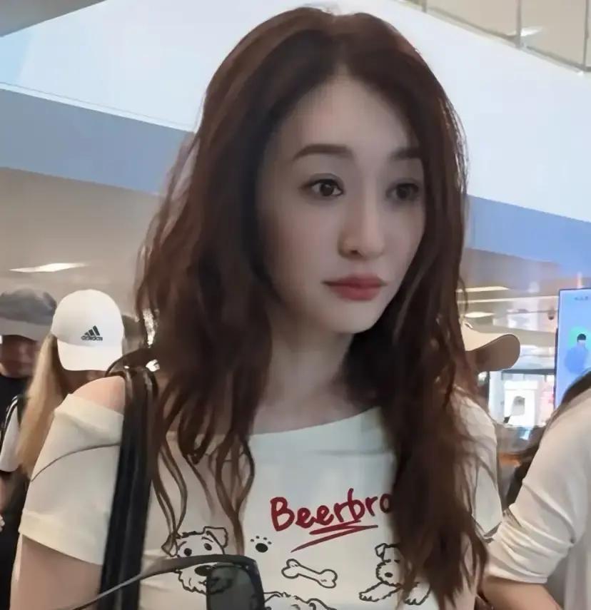 李小冉被全网夸了十年冷白皮冻龄，现在五十岁因为眼周状态被骂翻车。骂她的话说得