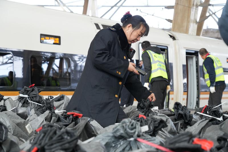 2026年春运简直太贴心啦，坐火车不用自己拿行李了！中铁快运从1月15日起把“轻