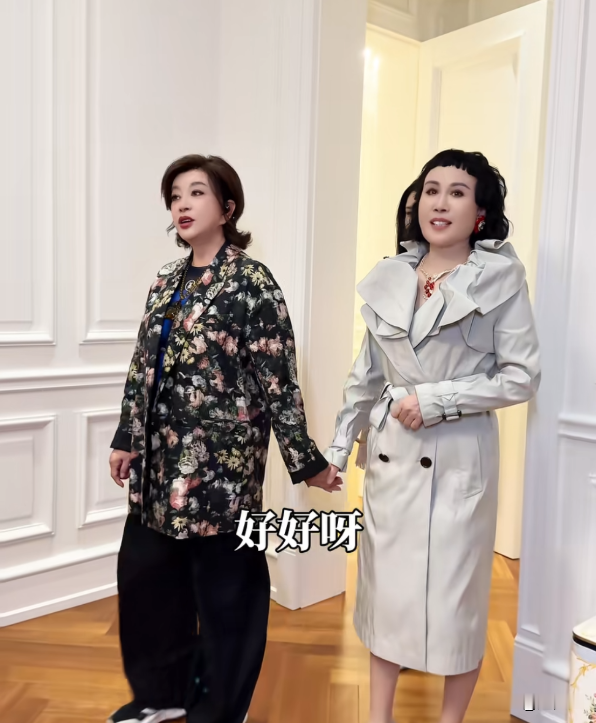75岁的刘晓庆近日做客网红家中分享日常，刚发出就引来全网不小的争议。不少网友都吐槽她的穿搭不符合场合