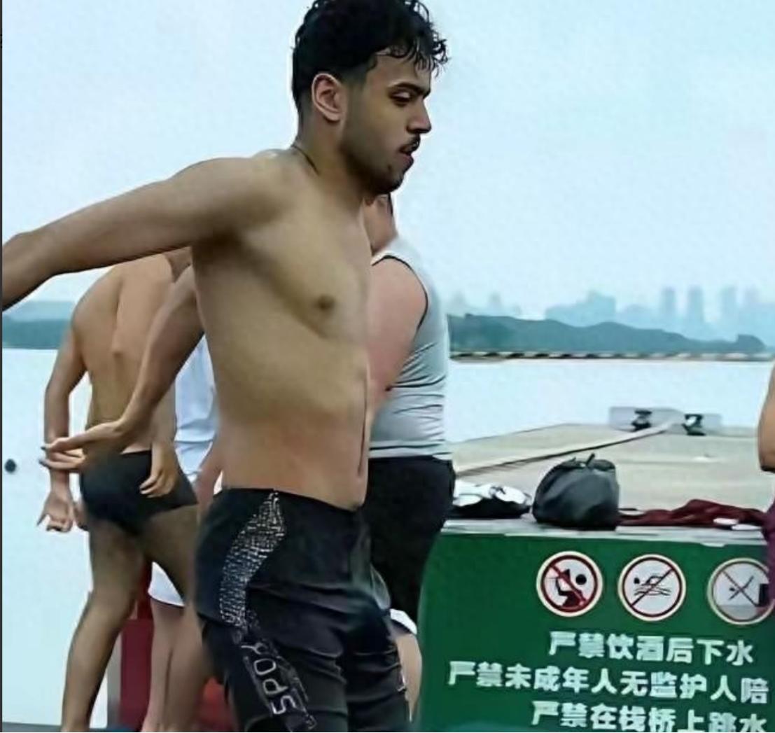 印度游客无视中方警告，在武汉东湖赤条条下水玩！77月19日，武汉东湖凌波门一段多