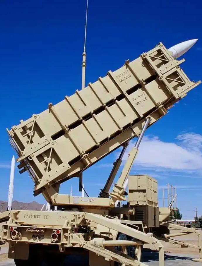 特朗普估计现在很发愁，因为他手上那笔，卖给台湾的110亿美元武器大单，眼看要