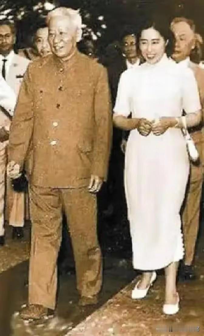 这张老照片拍摄于1963年刘少奇偕夫人王光美访问印尼期间。画面里刘少奇身着中山装
