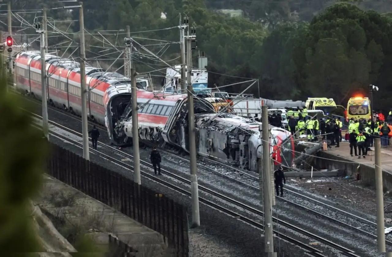 高铁脱线，造成21人死亡！北京时间1月19日凌晨，西班牙一列载有300多人的