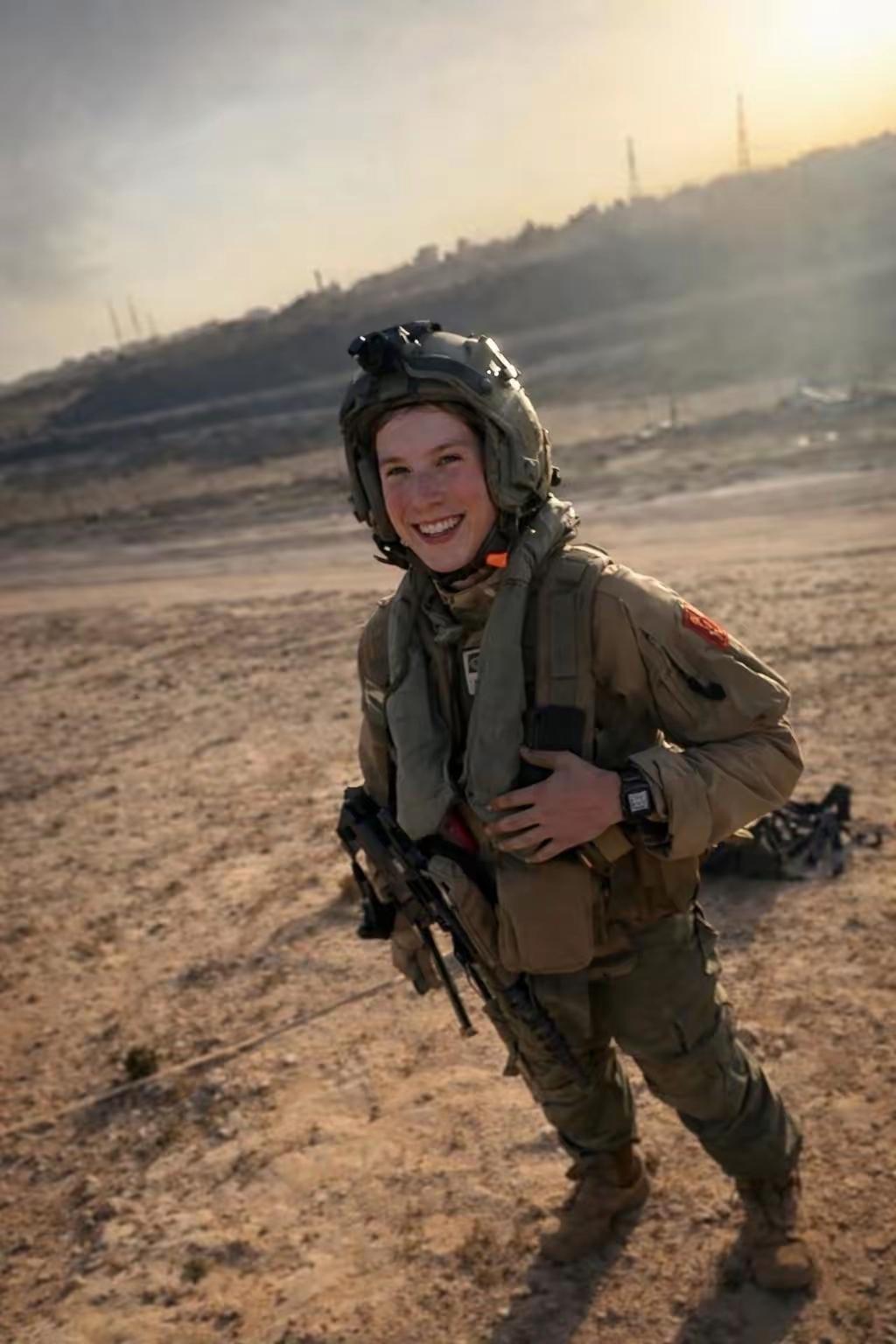 有一说一，女生在战场上，还是有某种“特权”的[思考]比如，美国飞行员跳伞落在科威