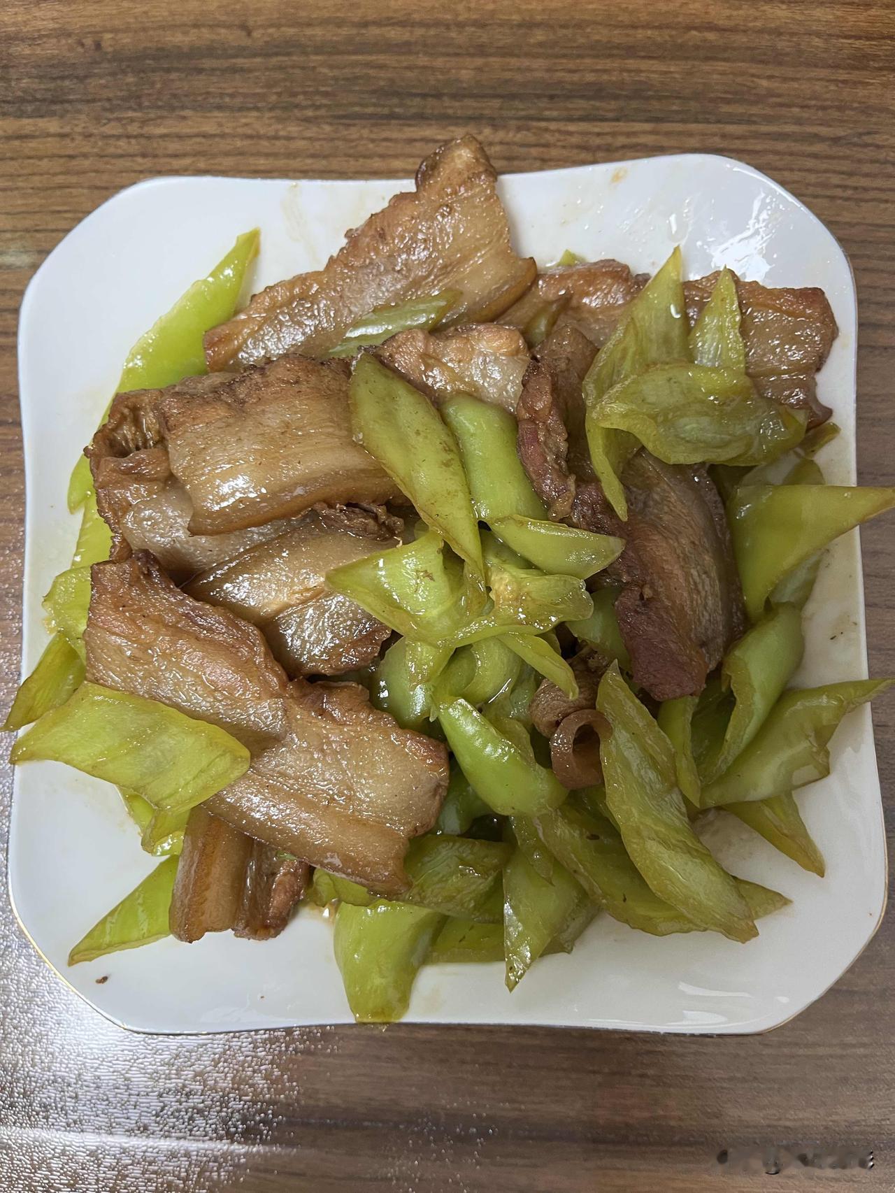 好友们晚上好！新周愉快，晚餐香香！今天的晚餐：辣椒炒肉素西葫芦红薯玉米窝