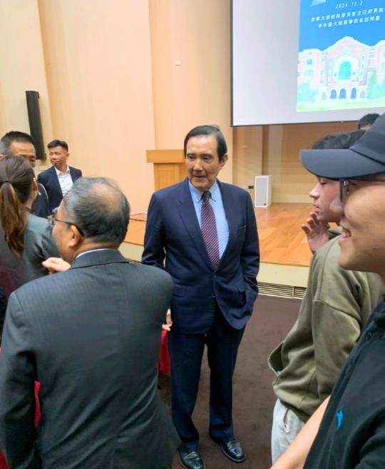 台湾地区，长期阻碍中国统一就是马英九。这个人非常之狡猾！在他担任领导人期间，从美