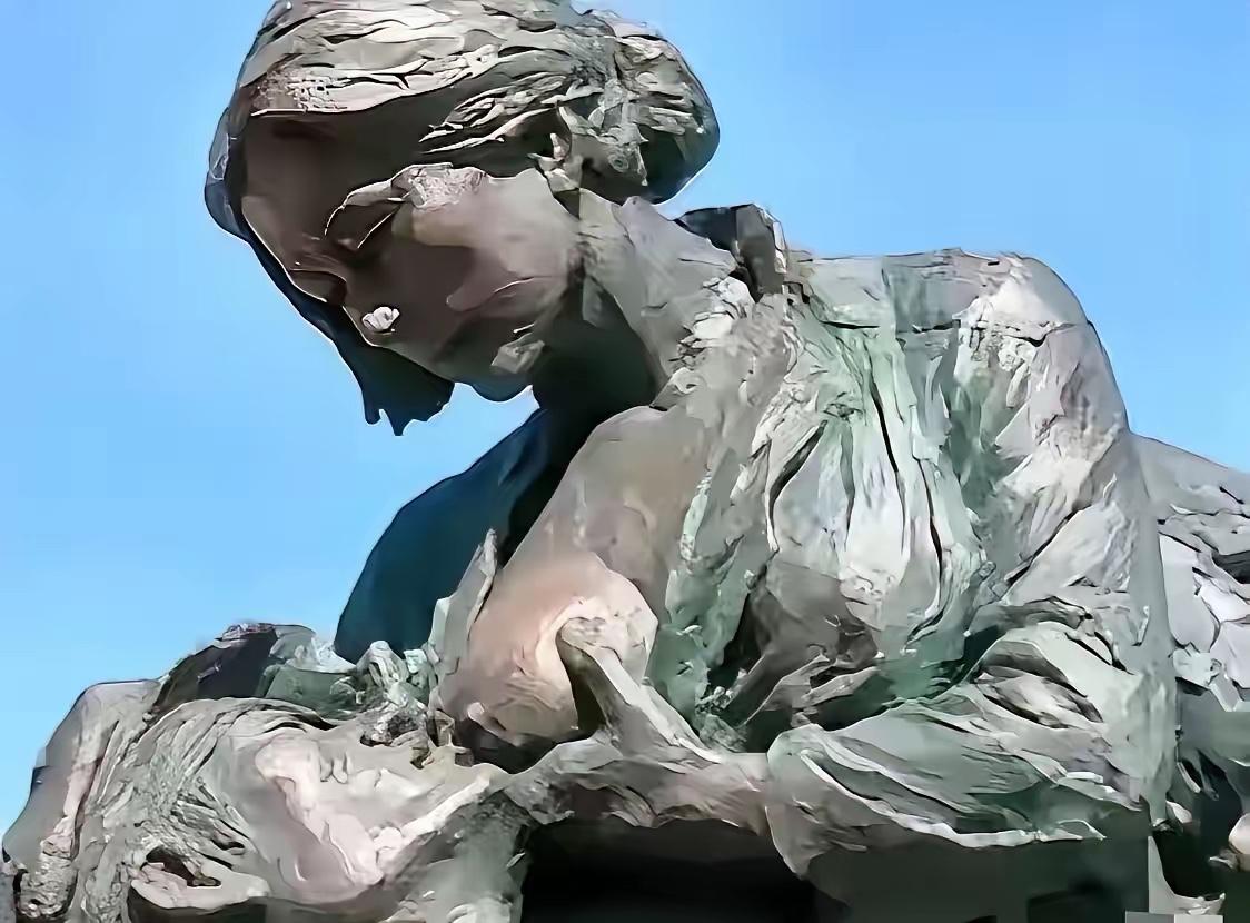 沂蒙哑妇用乳汁救八路1941年，山东哑妇用乳汁救活了八路军庄新民。44年后，庄新