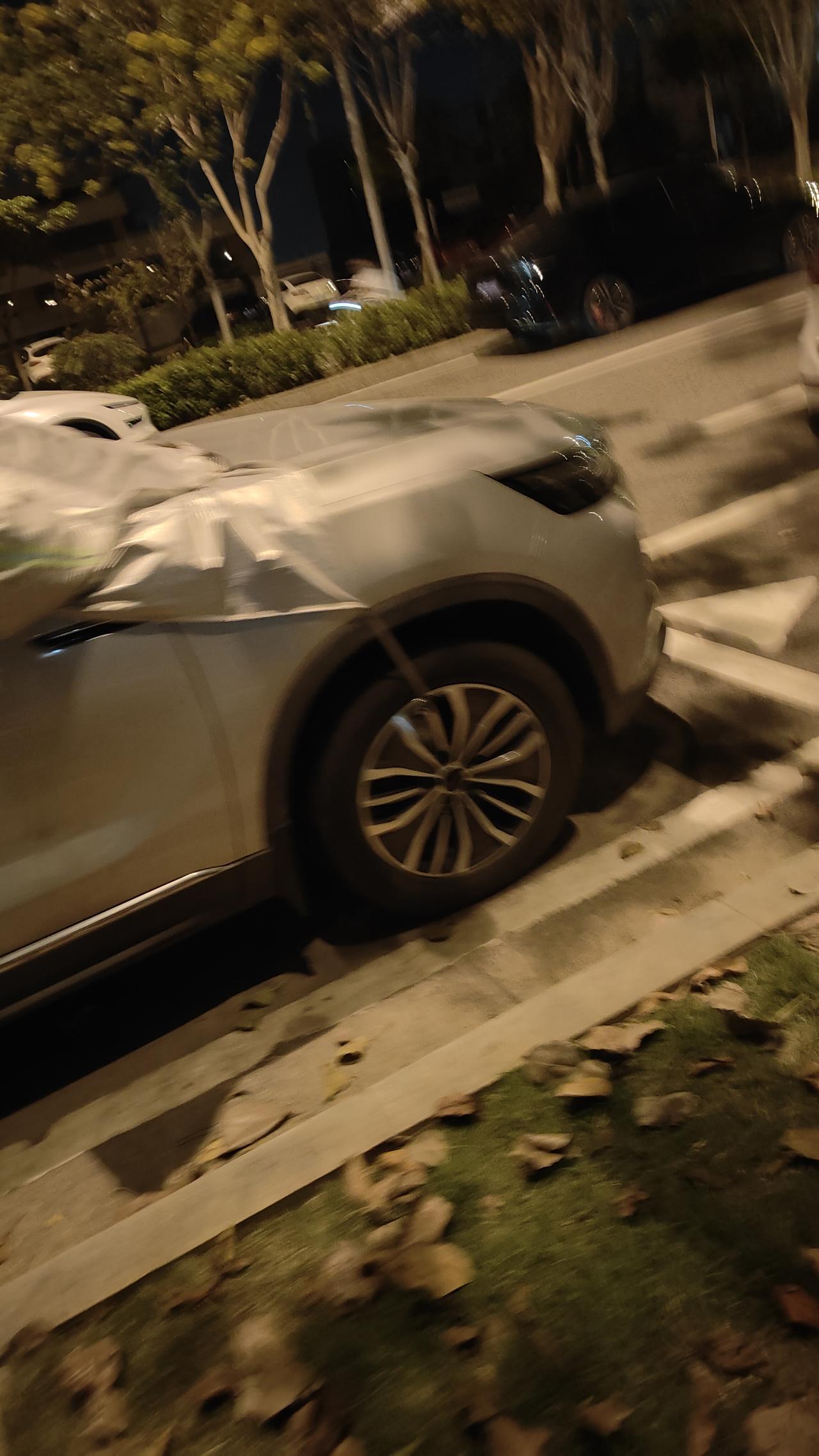 车衣都吹起来了