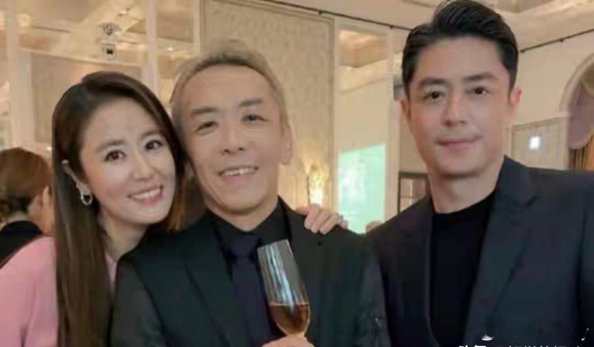 就在12月21号那天，林心如和霍建华去和朋友吃冬至饭，俩人穿得挺随便，霍建华蓝