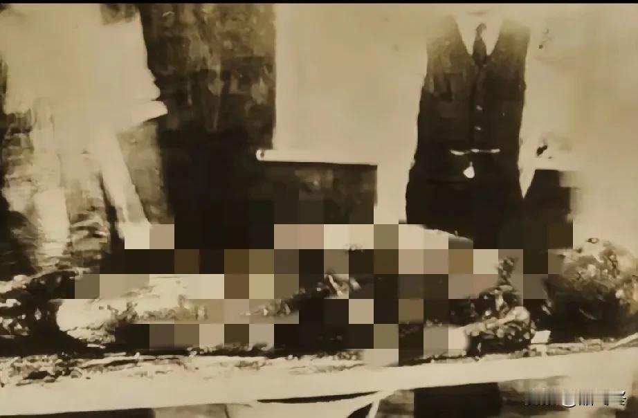 冰冷的实验台上，一名孕妇被鬼子残忍剖开肚皮，里面还未完全发育好的婴儿被取出……