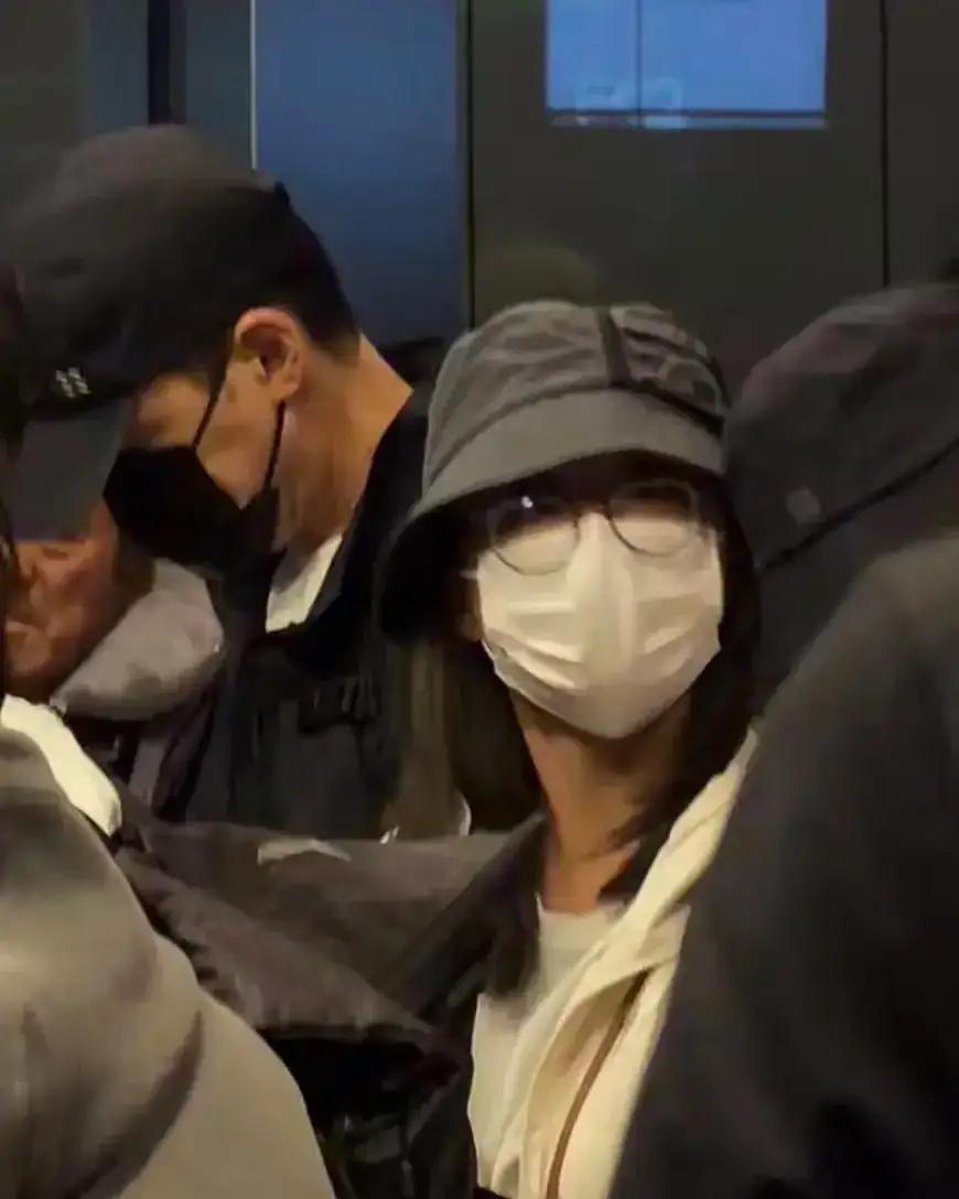 胡歌夫妻国外机场被偶遇！在瑞典机场转机苦等三小时。胡歌穿搭简单随性，一脸疲惫玩手