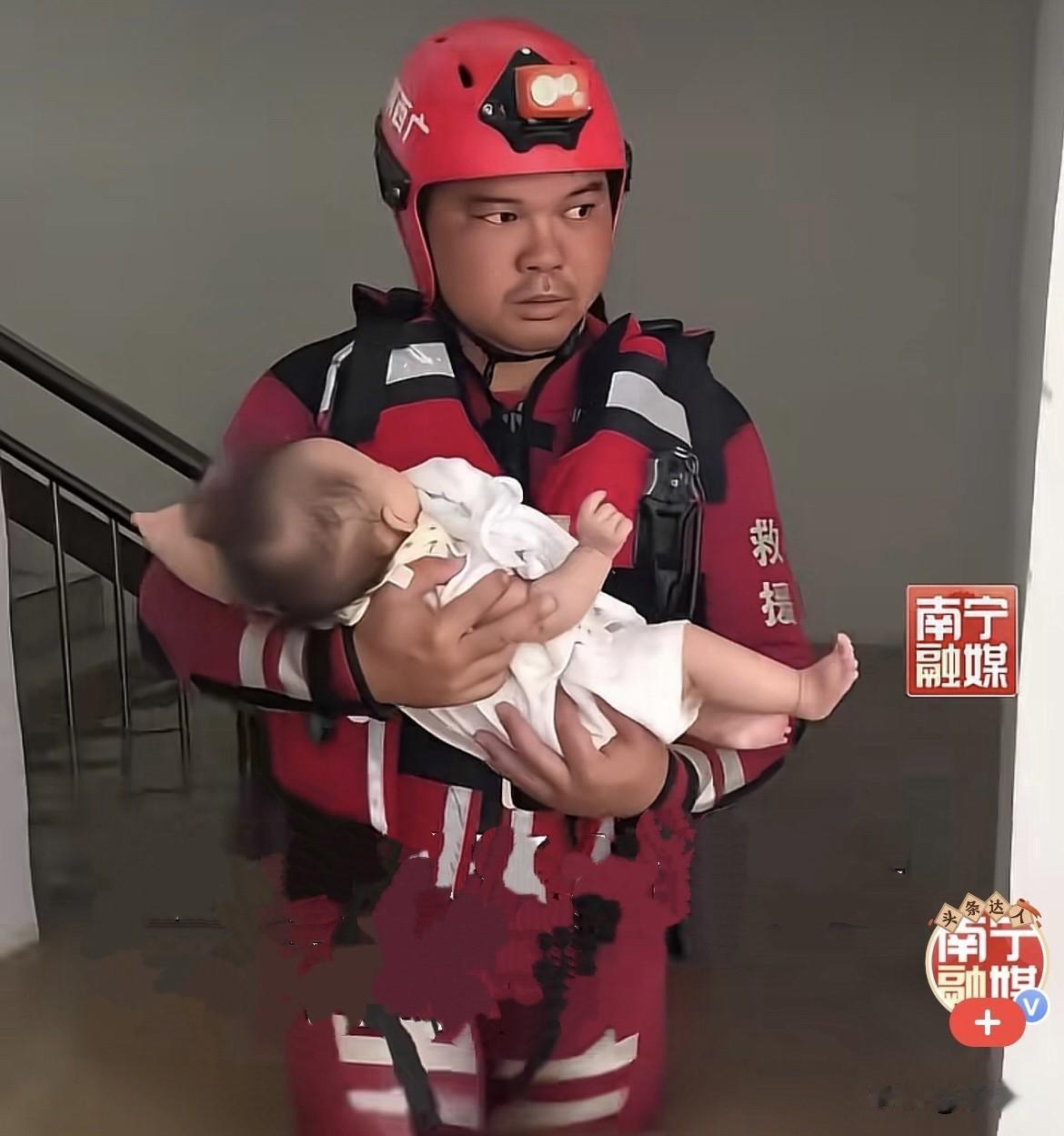 近日，广西贵港遭遇持续强降雨，消防员从积水中救出一名仅三个月大的襁褓婴儿，平日