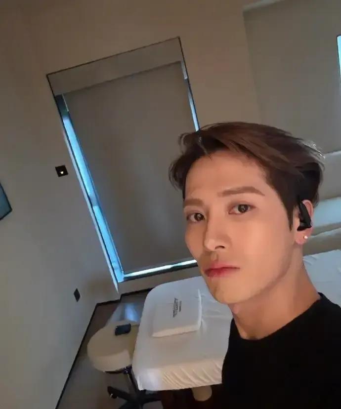 王嘉尔在TVB节目里被问单身怎么解决需求，直接一句“大部分自己解决”，把主持人黎