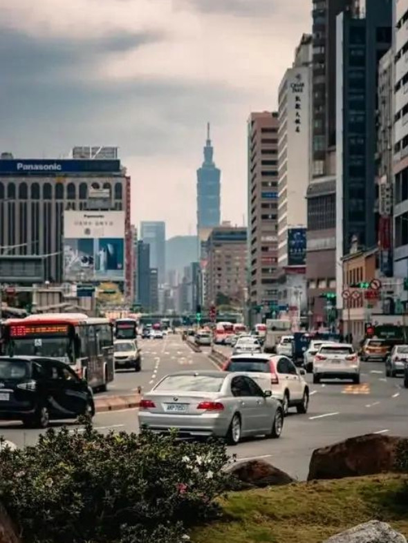 一位福建小伙提出了一个统一台湾的绝佳建议，那就是让内地大爷大妈去台湾旅游，然后给